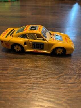 Bburago 1/24 Scale Porsche 959 Racing Yellow #180 Die-Cast Model Car